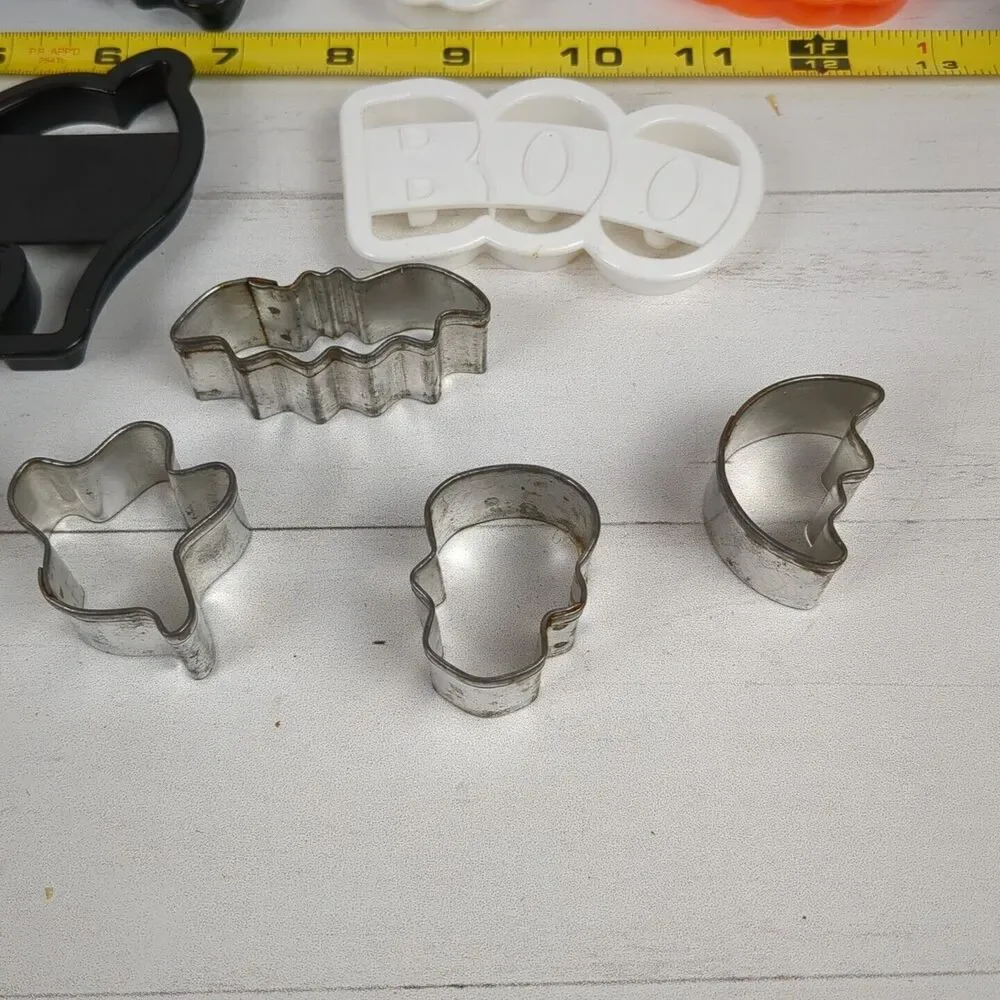 10 Wilton VTG Halloween Cookie Cutters Pumpkin Storage Container + 6 Metal 1996